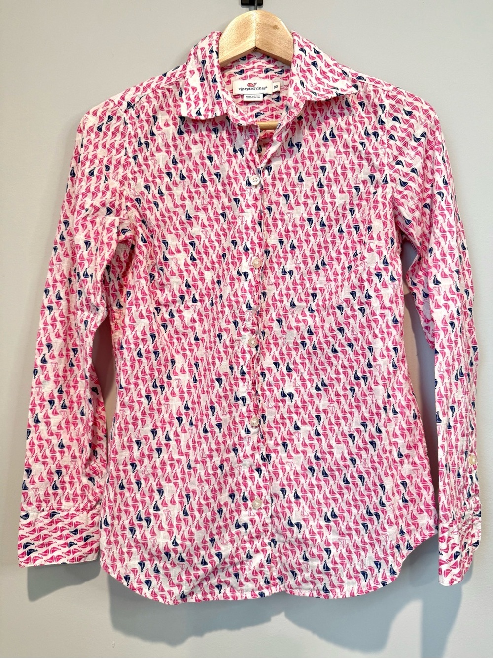 Women’s Vineyard Vines Pink Patterned Sailboat Button-Down Shirt
